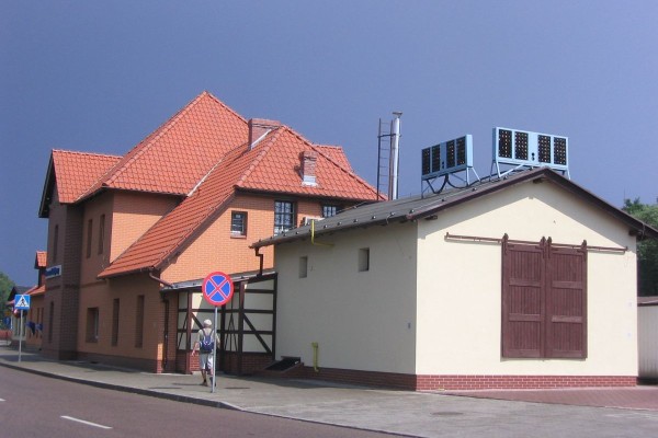 Ocieplenie budynku stacyjnego PKP w Świnoujściu z wymianą stolarki i wyprawą ULTRA TEX (cegła polska)