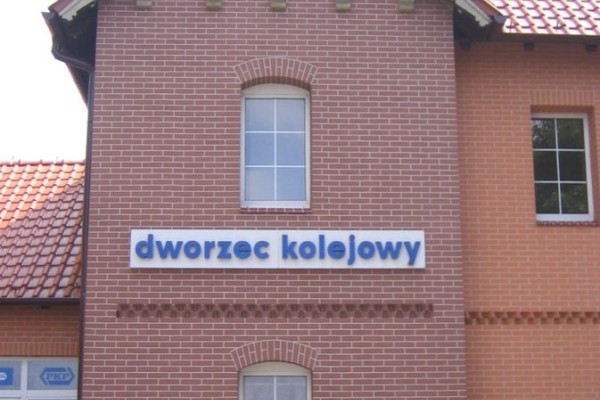 Ocieplenie budynku stacyjnego PKP w Świnoujściu z wymianą stolarki i wyprawą ULTRA TEX (cegła polska)