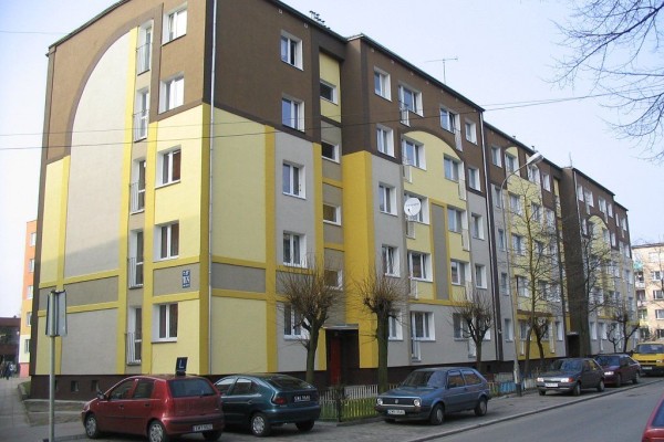 Elewacja budynku mieszkalnego przy ul. Jana Pawła II w Dębnie