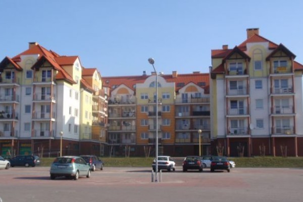 Elewacja budynku mieszkalno - usługowego przy ul. 11 Listopada - "Słoneczna Podkowa" w Świnoujściu
