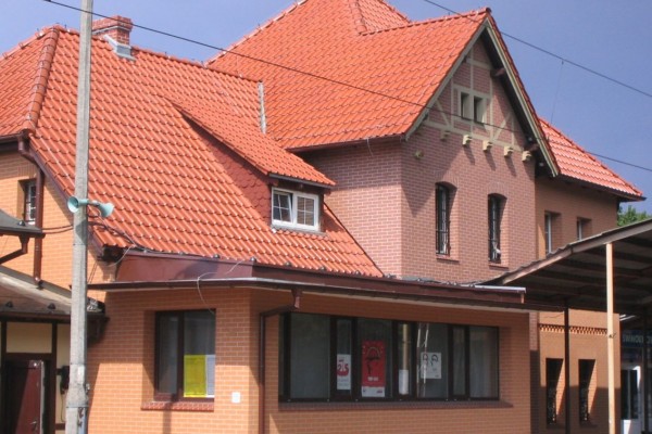Ocieplenie budynku stacyjnego PKP w Świnoujściu z wymianą stolarki i wyprawą ULTRA TEX (cegła polska)